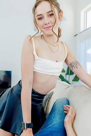 Daisy Fox Smooths Over With Wet Blowjob Delight